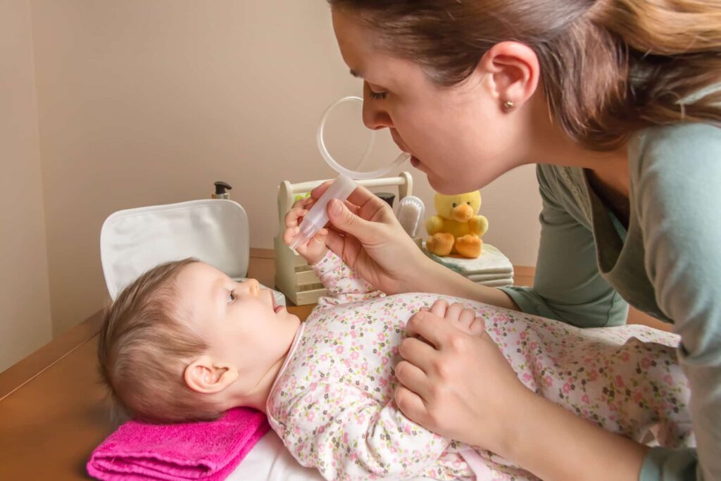 Cómo hacer el lavado nasal en bebés y niños