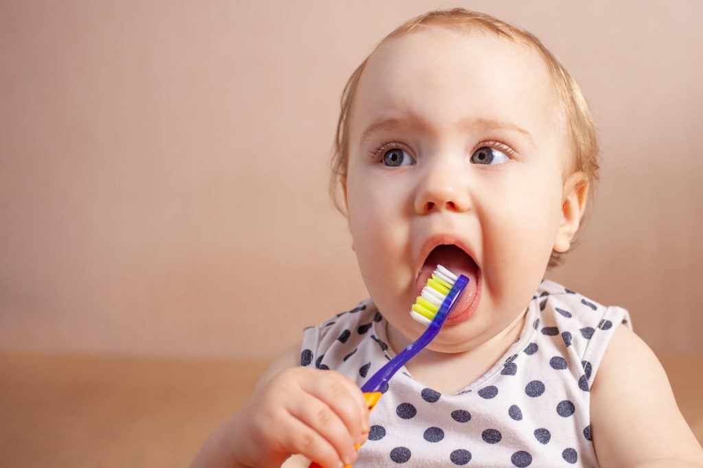 Cómo lavar dientes bebe